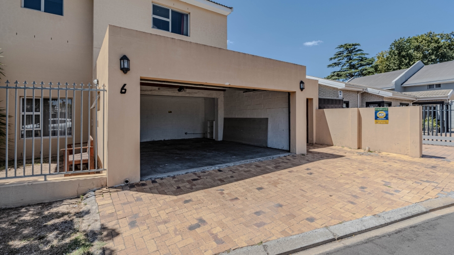 6 Bedroom Property for Sale in Vredekloof Heights Western Cape